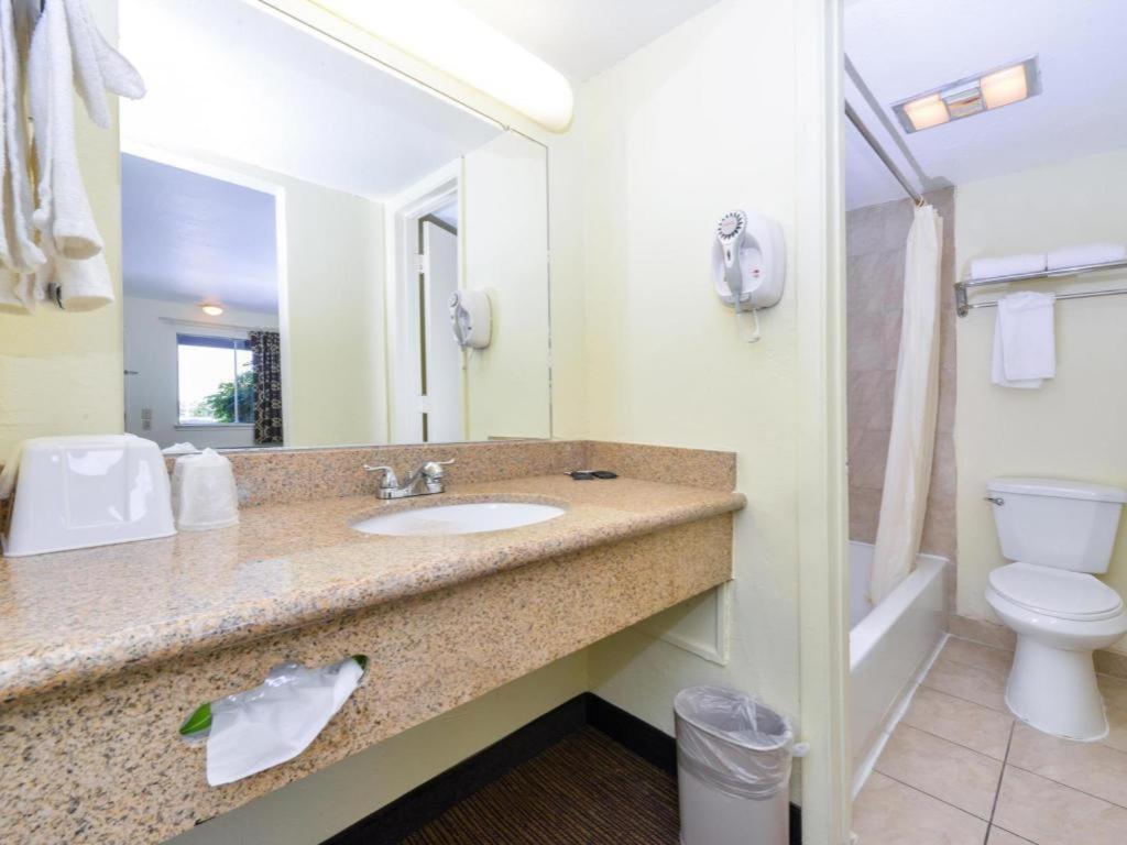 Days Inn By Wyndham Albuquerque Northeast Bagian luar foto
