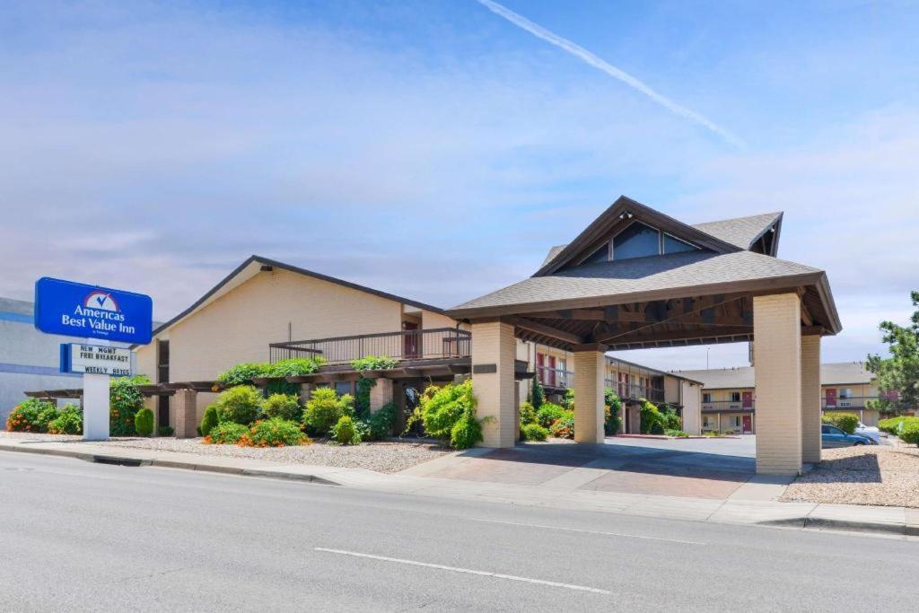 Days Inn By Wyndham Albuquerque Northeast Bagian luar foto